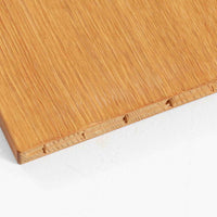 Borge Mogensenが手がけ、スウェーデンの老舗メーカーKarl Andersson & Sonerより製作されたOresundシリーズのブックシェルフです。オーク材の豊かな木目を全面に活かした構成で、無駄を削ぎ落とした端正なデザインからは、日常に根ざした家具を追求したモーエンセンらしい思想が感じられます。左右に分かれた棚構造は収納力に優れ、書籍はもちろん、器やオブジェなどもバランスよく配置可能。幅135cmのゆとりあるサイズ感と安定感のある造りは、リビングや書斎の主役として空間を引き締め、経年変化によって深みを増した素材感が北欧ビンテージならではの静かな存在感を添えます。