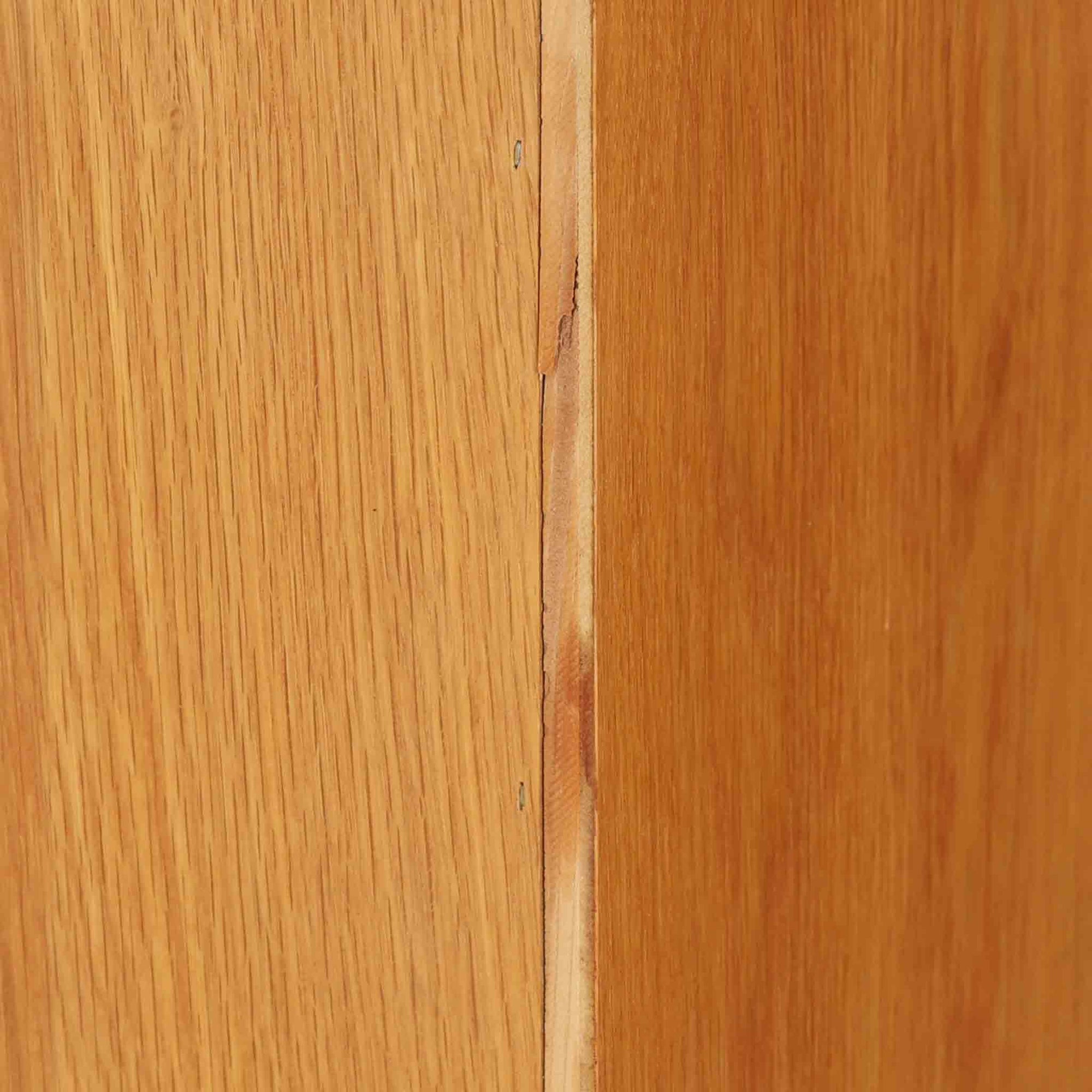 Borge Mogensenが手がけ、スウェーデンの老舗メーカーKarl Andersson &amp; Sonerより製作されたOresundシリーズのブックシェルフです。オーク材の豊かな木目を全面に活かした構成で、無駄を削ぎ落とした端正なデザインからは、日常に根ざした家具を追求したモーエンセンらしい思想が感じられます。左右に分かれた棚構造は収納力に優れ、書籍はもちろん、器やオブジェなどもバランスよく配置可能。幅135cmのゆとりあるサイズ感と安定感のある造りは、リビングや書斎の主役として空間を引き締め、経年変化によって深みを増した素材感が北欧ビンテージならではの静かな存在感を添えます。