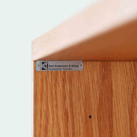 Borge Mogensenが手がけ、スウェーデンの老舗メーカーKarl Andersson & Sonerより製作されたOresundシリーズのブックシェルフです。オーク材の豊かな木目を全面に活かした構成で、無駄を削ぎ落とした端正なデザインからは、日常に根ざした家具を追求したモーエンセンらしい思想が感じられます。左右に分かれた棚構造は収納力に優れ、書籍はもちろん、器やオブジェなどもバランスよく配置可能。幅135cmのゆとりあるサイズ感と安定感のある造りは、リビングや書斎の主役として空間を引き締め、経年変化によって深みを増した素材感が北欧ビンテージならではの静かな存在感を添えます。