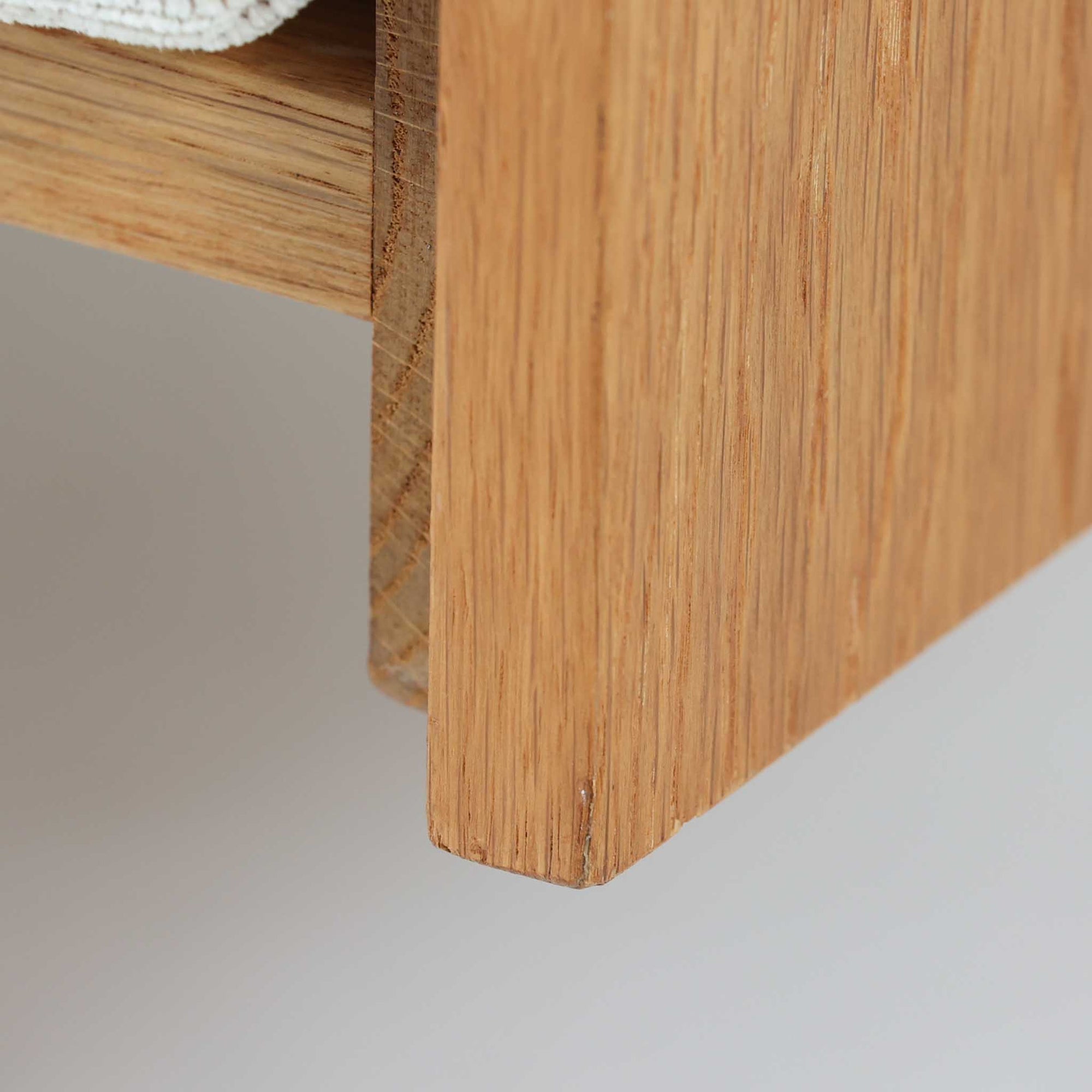 Ingmar Rellingがデザインし、EKORNESより発表されたSvane（スワン）デイベッドです。オーク材の明るく滑らかなフレームに、直線的な背もたれとすっきりとした脚部を組み合わせた端正な構造が特徴です。背もたれを上げると内部には帆布張りの収納部が備えられており、さらに背もたれを起こしてアーム部を伸ばすことでサイドテーブルとしても使用可能です。サイドテーブル部分に背クッションを載せることでベッドとしてもお使いいただけます。リビングやゲストルームなど多様な空間に適しており、張り替え済みのファブリックは上質な質感で空間にやわらかな印象を添えます。機能美と快適性を兼ね備えた、北欧ビンテージならではの名作です。