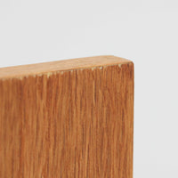 Ingmar Rellingがデザインし、EKORNESより発表されたSvane（スワン）デイベッドです。オーク材の明るく滑らかなフレームに、直線的な背もたれとすっきりとした脚部を組み合わせた端正な構造が特徴です。背もたれを上げると内部には帆布張りの収納部が備えられており、さらに背もたれを起こしてアーム部を伸ばすことでサイドテーブルとしても使用可能です。サイドテーブル部分に背クッションを載せることでベッドとしてもお使いいただけます。リビングやゲストルームなど多様な空間に適しており、張り替え済みのファブリックは上質な質感で空間にやわらかな印象を添えます。機能美と快適性を兼ね備えた、北欧ビンテージならではの名作です。