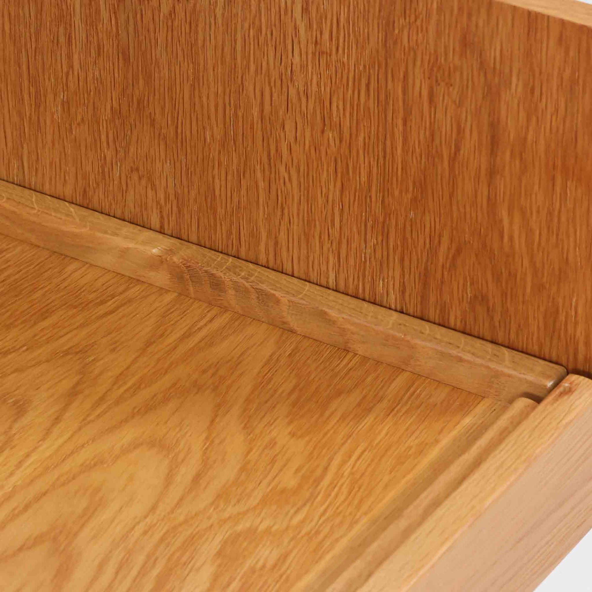 Ingmar Rellingがデザインし、EKORNESより発表されたSvane（スワン）デイベッドです。オーク材の明るく滑らかなフレームに、直線的な背もたれとすっきりとした脚部を組み合わせた端正な構造が特徴です。背もたれを上げると内部には帆布張りの収納部が備えられており、さらに背もたれを起こしてアーム部を伸ばすことでサイドテーブルとしても使用可能です。サイドテーブル部分に背クッションを載せることでベッドとしてもお使いいただけます。リビングやゲストルームなど多様な空間に適しており、張り替え済みのファブリックは上質な質感で空間にやわらかな印象を添えます。機能美と快適性を兼ね備えた、北欧ビンテージならではの名作です。