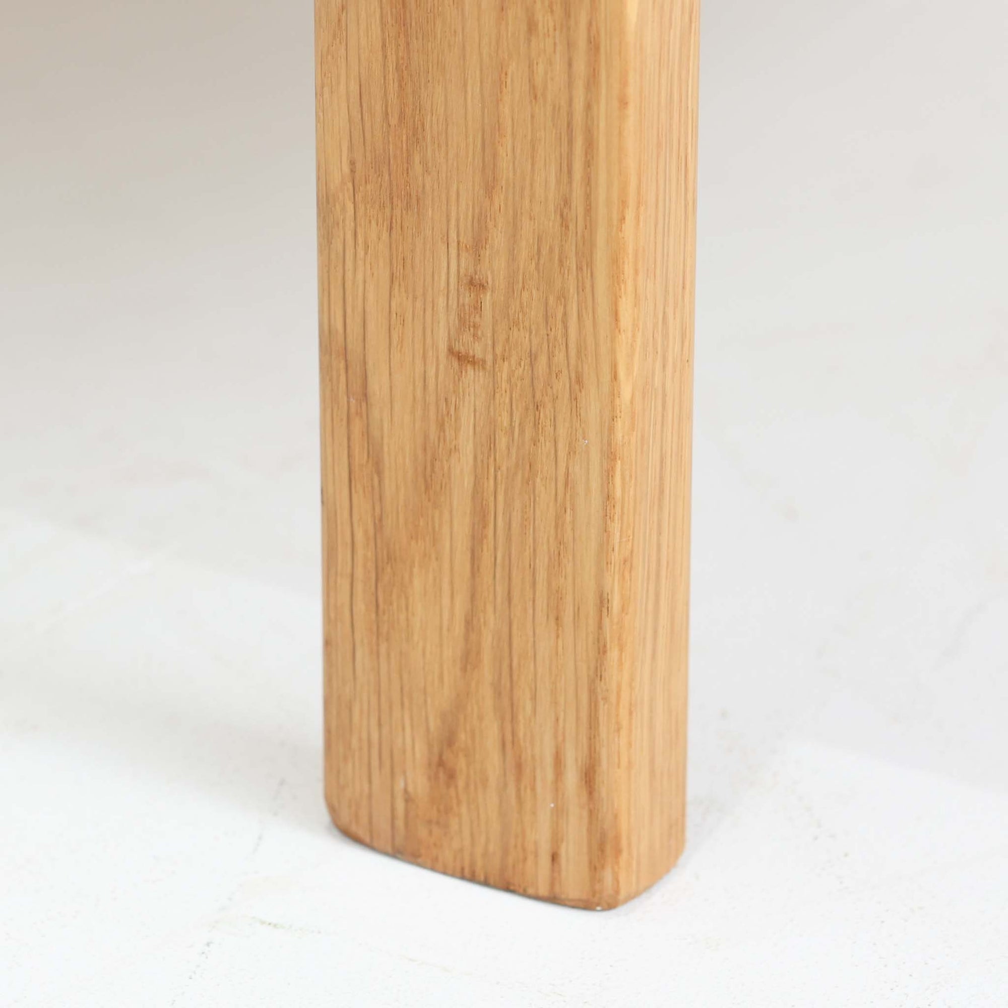 Ingmar Rellingがデザインし、EKORNESより発表されたSvane（スワン）デイベッドです。オーク材の明るく滑らかなフレームに、直線的な背もたれとすっきりとした脚部を組み合わせた端正な構造が特徴です。背もたれを上げると内部には帆布張りの収納部が備えられており、さらに背もたれを起こしてアーム部を伸ばすことでサイドテーブルとしても使用可能です。サイドテーブル部分に背クッションを載せることでベッドとしてもお使いいただけます。リビングやゲストルームなど多様な空間に適しており、張り替え済みのファブリックは上質な質感で空間にやわらかな印象を添えます。機能美と快適性を兼ね備えた、北欧ビンテージならではの名作です。