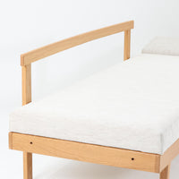 Ingmar Rellingがデザインし、EKORNESより発表されたSvane（スワン）デイベッドです。オーク材の明るく滑らかなフレームに、直線的な背もたれとすっきりとした脚部を組み合わせた端正な構造が特徴です。背もたれを上げると内部には帆布張りの収納部が備えられており、さらに背もたれを起こしてアーム部を伸ばすことでサイドテーブルとしても使用可能です。サイドテーブル部分に背クッションを載せることでベッドとしてもお使いいただけます。リビングやゲストルームなど多様な空間に適しており、張り替え済みのファブリックは上質な質感で空間にやわらかな印象を添えます。機能美と快適性を兼ね備えた、北欧ビンテージならではの名作です。