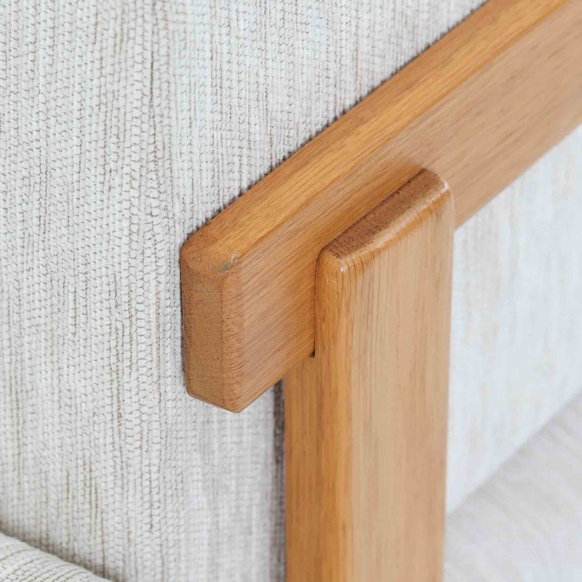 Ingmar Rellingがデザインし、EKORNESより発表されたSvane（スワン）デイベッドです。オーク材の明るく滑らかなフレームに、直線的な背もたれとすっきりとした脚部を組み合わせた端正な構造が特徴です。背もたれを上げると内部には帆布張りの収納部が備えられており、さらに背もたれを起こしてアーム部を伸ばすことでサイドテーブルとしても使用可能です。サイドテーブル部分に背クッションを載せることでベッドとしてもお使いいただけます。リビングやゲストルームなど多様な空間に適しており、張り替え済みのファブリックは上質な質感で空間にやわらかな印象を添えます。機能美と快適性を兼ね備えた、北欧ビンテージならではの名作です。