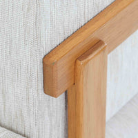 Ingmar Rellingがデザインし、EKORNESより発表されたSvane（スワン）デイベッドです。オーク材の明るく滑らかなフレームに、直線的な背もたれとすっきりとした脚部を組み合わせた端正な構造が特徴です。背もたれを上げると内部には帆布張りの収納部が備えられており、さらに背もたれを起こしてアーム部を伸ばすことでサイドテーブルとしても使用可能です。サイドテーブル部分に背クッションを載せることでベッドとしてもお使いいただけます。リビングやゲストルームなど多様な空間に適しており、張り替え済みのファブリックは上質な質感で空間にやわらかな印象を添えます。機能美と快適性を兼ね備えた、北欧ビンテージならではの名作です。