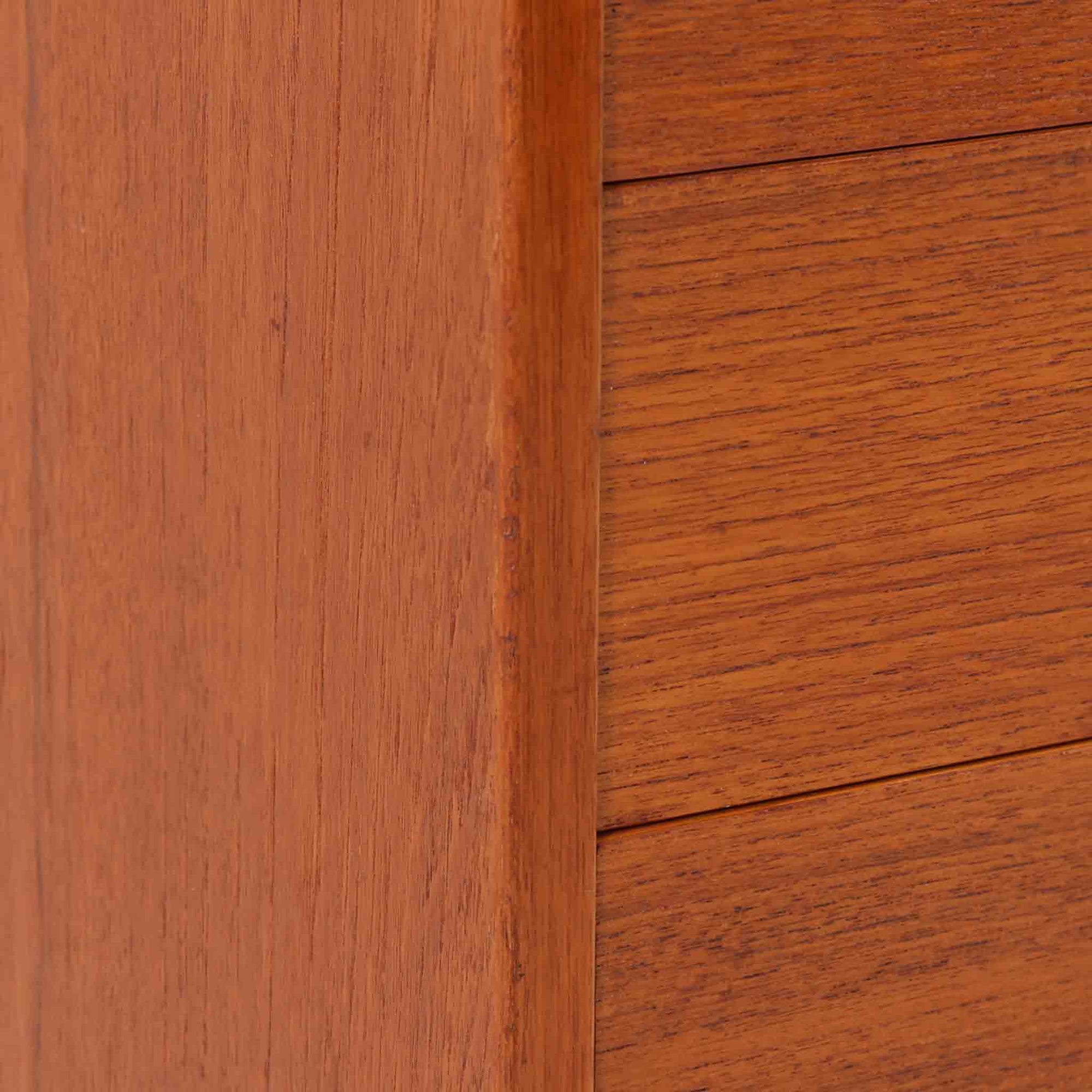 北欧ビンテージらしい機能性と造形美を備えたスリムシェルフです。チーク材のフレームにメタルを組み合わせた構造は、軽やかさと安定感を両立し、直線的で無駄のないフォルムが空間をすっきりと見せます。幅60cmの省スペース設計で、リビングや書斎、玄関まわりなど限られた場所にも取り入れやすく、書籍や小物、グリーンのディスプレイにも好適です。経年変化により深みを増したチーク材の色合いと、当時の実用性を重視した設計が、日常の暮らしに北欧らしい静かな存在感を添えます。