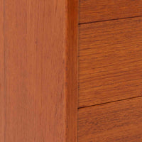 北欧ビンテージらしい機能性と造形美を備えたスリムシェルフです。チーク材のフレームにメタルを組み合わせた構造は、軽やかさと安定感を両立し、直線的で無駄のないフォルムが空間をすっきりと見せます。幅60cmの省スペース設計で、リビングや書斎、玄関まわりなど限られた場所にも取り入れやすく、書籍や小物、グリーンのディスプレイにも好適です。経年変化により深みを増したチーク材の色合いと、当時の実用性を重視した設計が、日常の暮らしに北欧らしい静かな存在感を添えます。