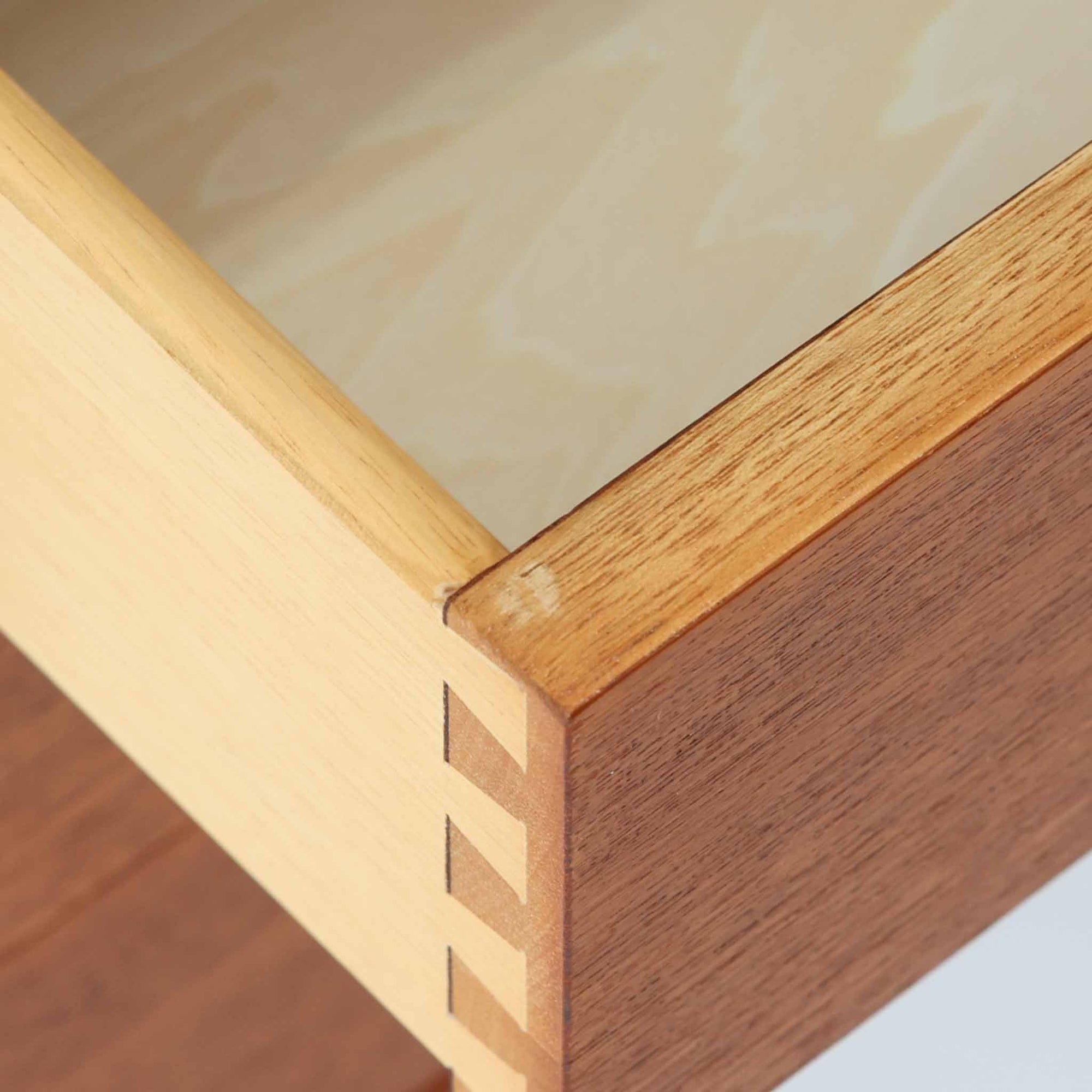 北欧ビンテージらしい機能性と造形美を備えたスリムシェルフです。チーク材のフレームにメタルを組み合わせた構造は、軽やかさと安定感を両立し、直線的で無駄のないフォルムが空間をすっきりと見せます。幅60cmの省スペース設計で、リビングや書斎、玄関まわりなど限られた場所にも取り入れやすく、書籍や小物、グリーンのディスプレイにも好適です。経年変化により深みを増したチーク材の色合いと、当時の実用性を重視した設計が、日常の暮らしに北欧らしい静かな存在感を添えます。