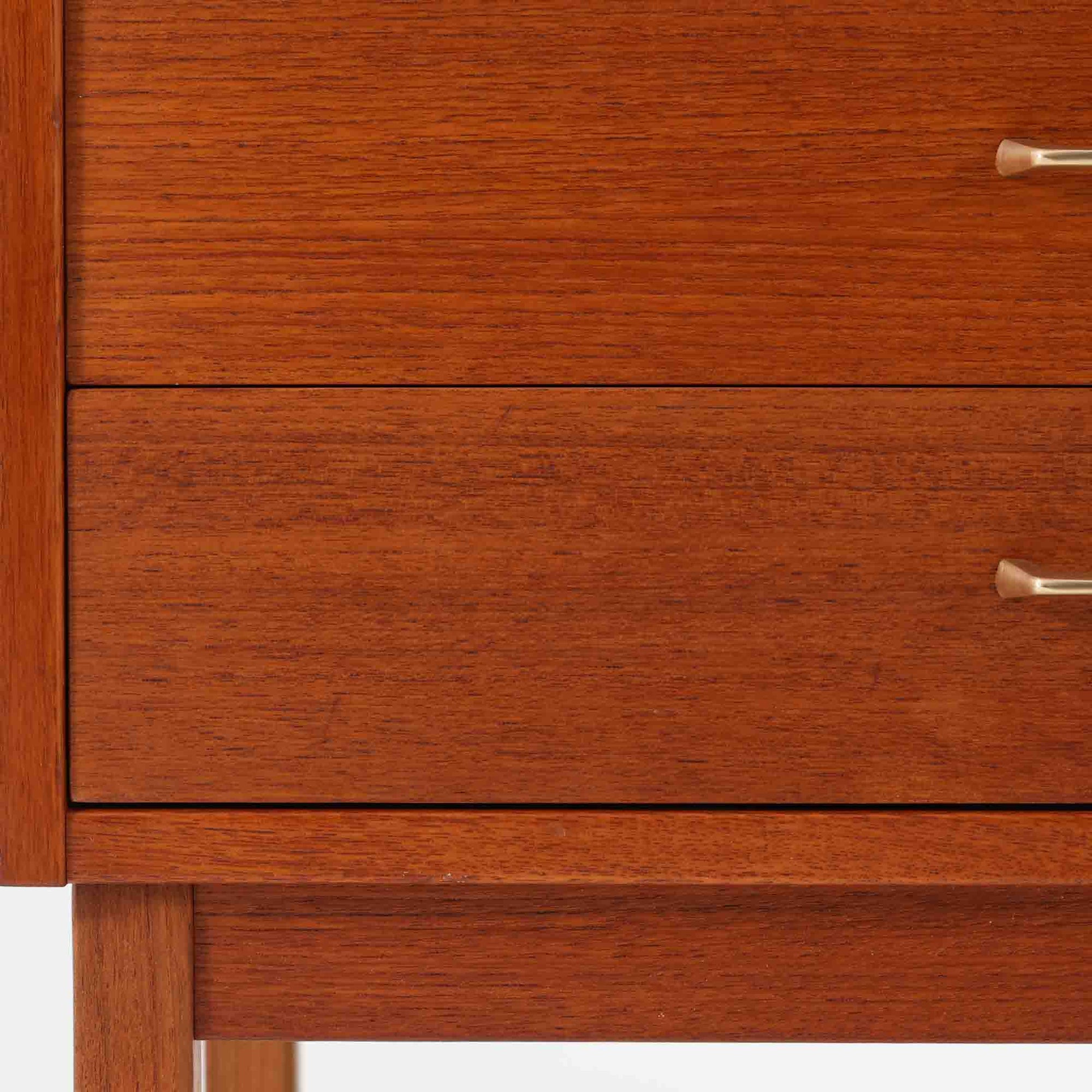 北欧ビンテージらしい機能性と造形美を備えたスリムシェルフです。チーク材のフレームにメタルを組み合わせた構造は、軽やかさと安定感を両立し、直線的で無駄のないフォルムが空間をすっきりと見せます。幅60cmの省スペース設計で、リビングや書斎、玄関まわりなど限られた場所にも取り入れやすく、書籍や小物、グリーンのディスプレイにも好適です。経年変化により深みを増したチーク材の色合いと、当時の実用性を重視した設計が、日常の暮らしに北欧らしい静かな存在感を添えます。