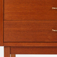 北欧ビンテージらしい機能性と造形美を備えたスリムシェルフです。チーク材のフレームにメタルを組み合わせた構造は、軽やかさと安定感を両立し、直線的で無駄のないフォルムが空間をすっきりと見せます。幅60cmの省スペース設計で、リビングや書斎、玄関まわりなど限られた場所にも取り入れやすく、書籍や小物、グリーンのディスプレイにも好適です。経年変化により深みを増したチーク材の色合いと、当時の実用性を重視した設計が、日常の暮らしに北欧らしい静かな存在感を添えます。