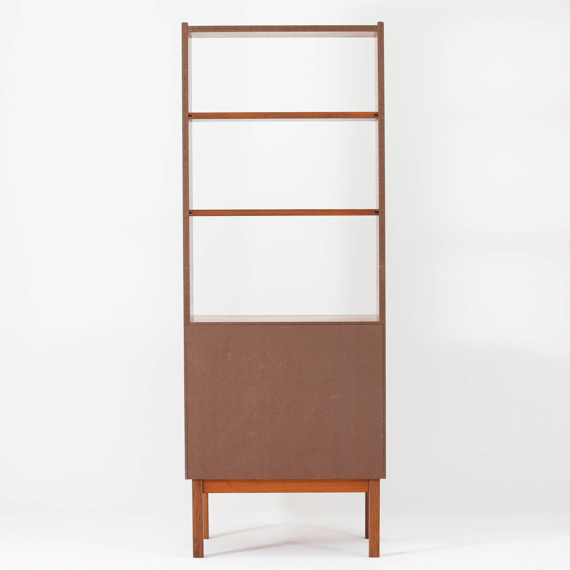 北欧ビンテージらしい機能性と造形美を備えたスリムシェルフです。チーク材のフレームにメタルを組み合わせた構造は、軽やかさと安定感を両立し、直線的で無駄のないフォルムが空間をすっきりと見せます。幅60cmの省スペース設計で、リビングや書斎、玄関まわりなど限られた場所にも取り入れやすく、書籍や小物、グリーンのディスプレイにも好適です。経年変化により深みを増したチーク材の色合いと、当時の実用性を重視した設計が、日常の暮らしに北欧らしい静かな存在感を添えます。