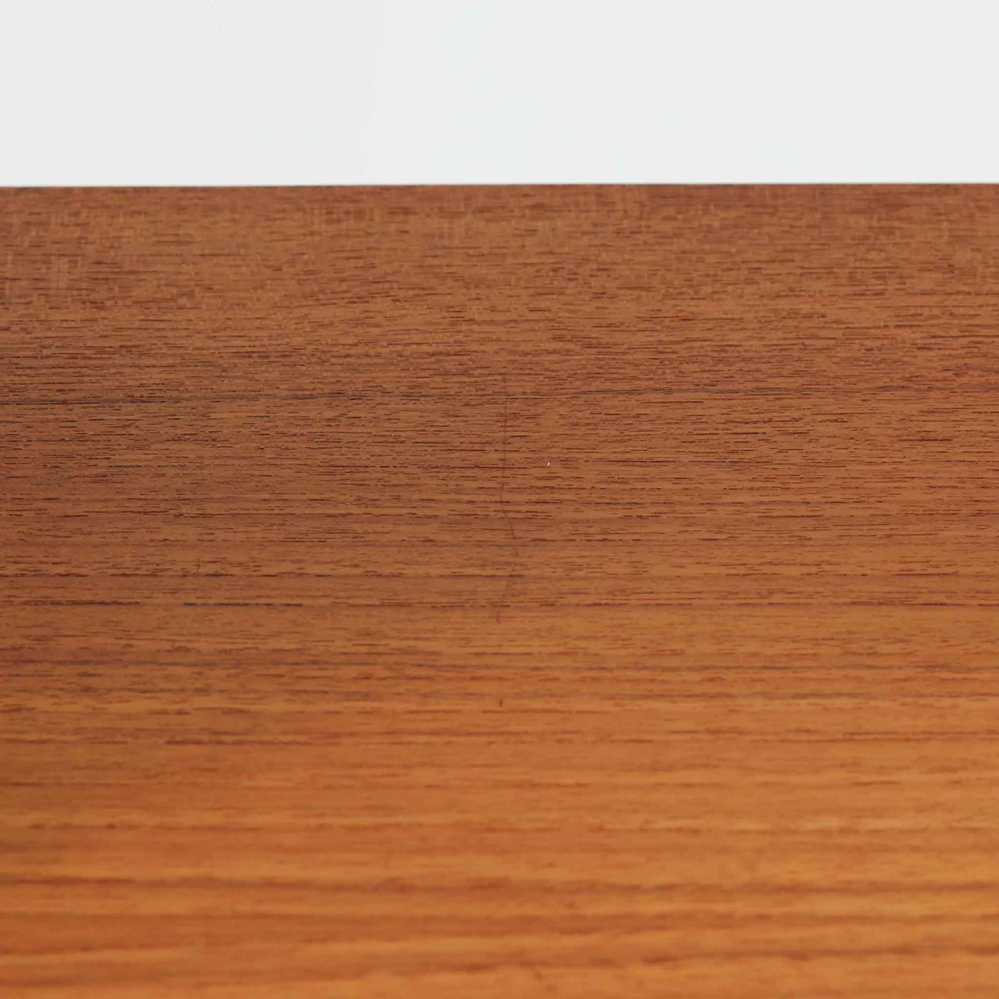 北欧ビンテージらしい機能性と造形美を備えたスリムシェルフです。チーク材のフレームにメタルを組み合わせた構造は、軽やかさと安定感を両立し、直線的で無駄のないフォルムが空間をすっきりと見せます。幅60cmの省スペース設計で、リビングや書斎、玄関まわりなど限られた場所にも取り入れやすく、書籍や小物、グリーンのディスプレイにも好適です。経年変化により深みを増したチーク材の色合いと、当時の実用性を重視した設計が、日常の暮らしに北欧らしい静かな存在感を添えます。