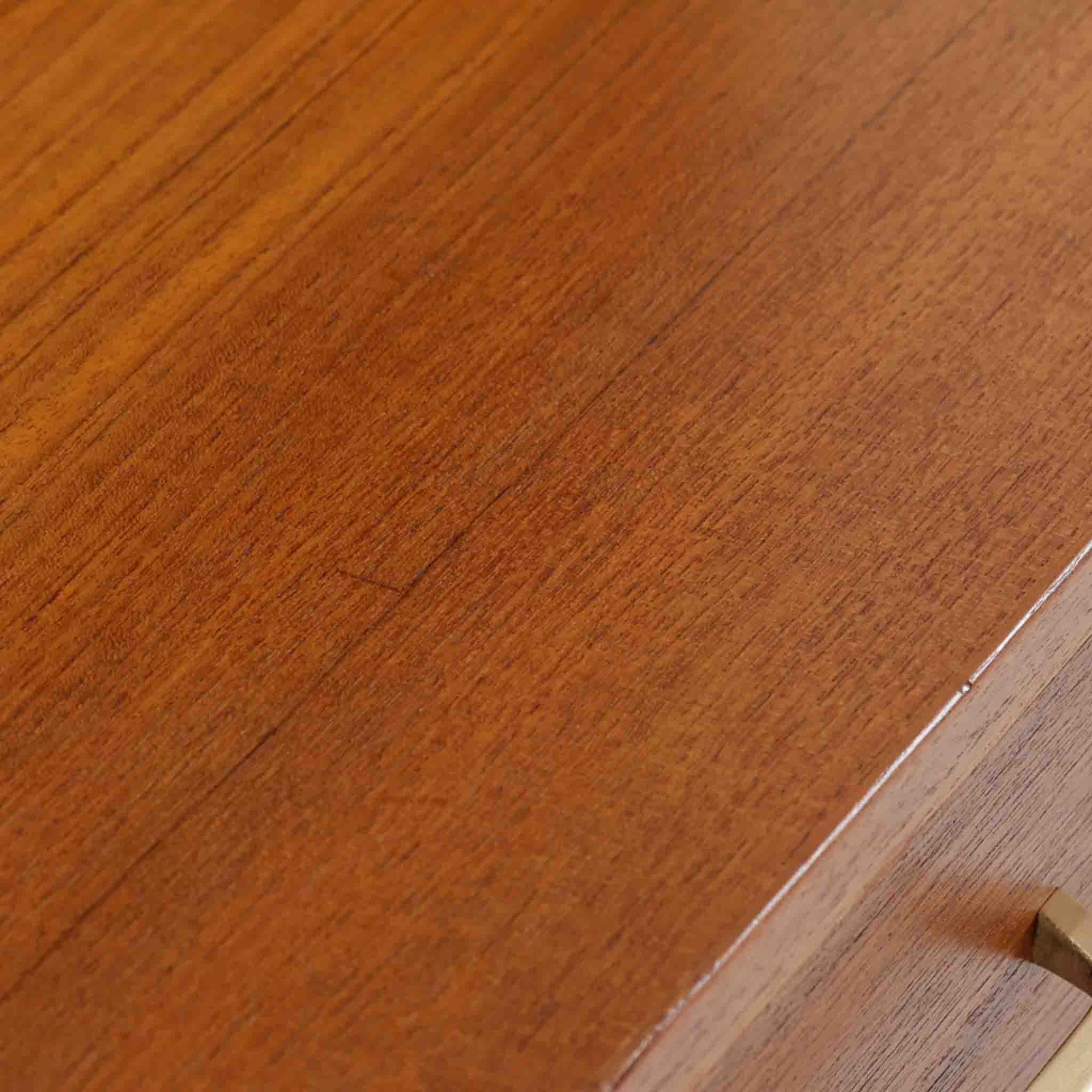 北欧ビンテージらしい機能性と造形美を備えたスリムシェルフです。チーク材のフレームにメタルを組み合わせた構造は、軽やかさと安定感を両立し、直線的で無駄のないフォルムが空間をすっきりと見せます。幅60cmの省スペース設計で、リビングや書斎、玄関まわりなど限られた場所にも取り入れやすく、書籍や小物、グリーンのディスプレイにも好適です。経年変化により深みを増したチーク材の色合いと、当時の実用性を重視した設計が、日常の暮らしに北欧らしい静かな存在感を添えます。