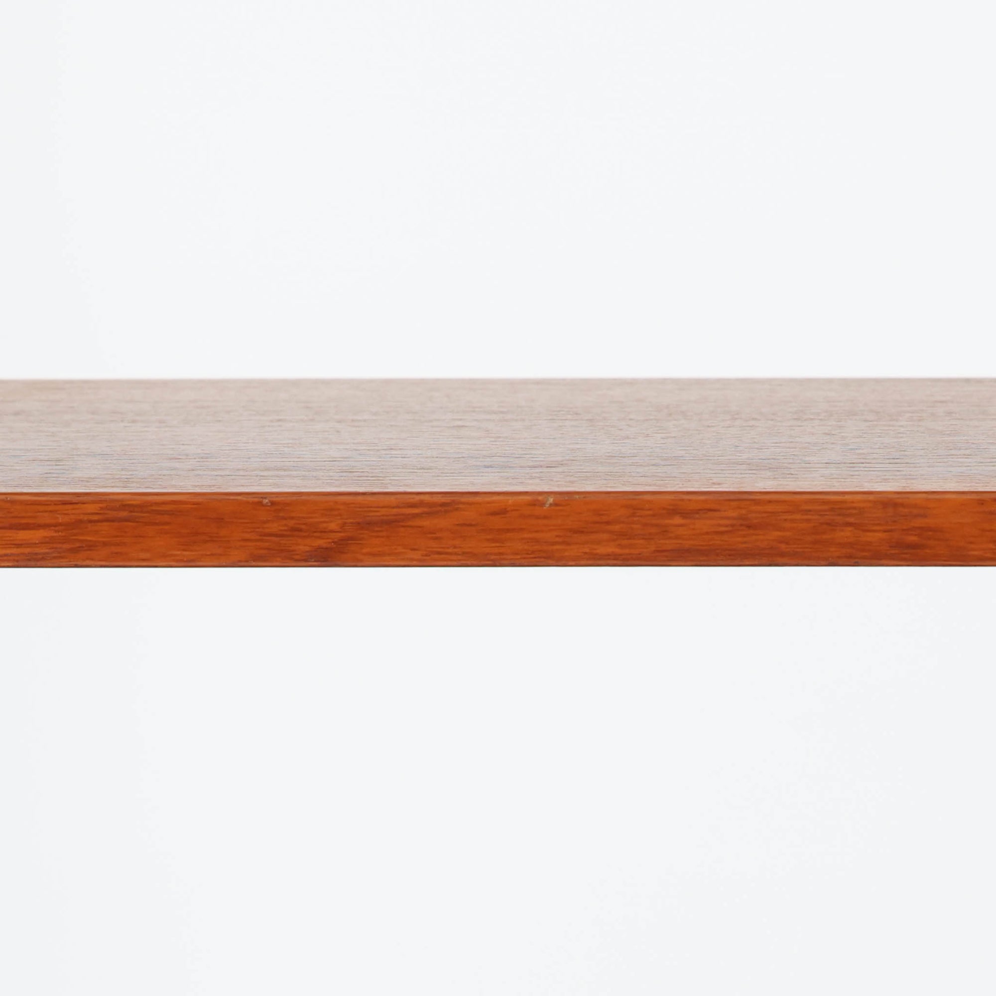 北欧ビンテージらしい機能性と造形美を備えたスリムシェルフです。チーク材のフレームにメタルを組み合わせた構造は、軽やかさと安定感を両立し、直線的で無駄のないフォルムが空間をすっきりと見せます。幅60cmの省スペース設計で、リビングや書斎、玄関まわりなど限られた場所にも取り入れやすく、書籍や小物、グリーンのディスプレイにも好適です。経年変化により深みを増したチーク材の色合いと、当時の実用性を重視した設計が、日常の暮らしに北欧らしい静かな存在感を添えます。