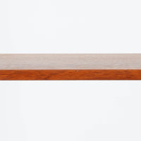 北欧ビンテージらしい機能性と造形美を備えたスリムシェルフです。チーク材のフレームにメタルを組み合わせた構造は、軽やかさと安定感を両立し、直線的で無駄のないフォルムが空間をすっきりと見せます。幅60cmの省スペース設計で、リビングや書斎、玄関まわりなど限られた場所にも取り入れやすく、書籍や小物、グリーンのディスプレイにも好適です。経年変化により深みを増したチーク材の色合いと、当時の実用性を重視した設計が、日常の暮らしに北欧らしい静かな存在感を添えます。