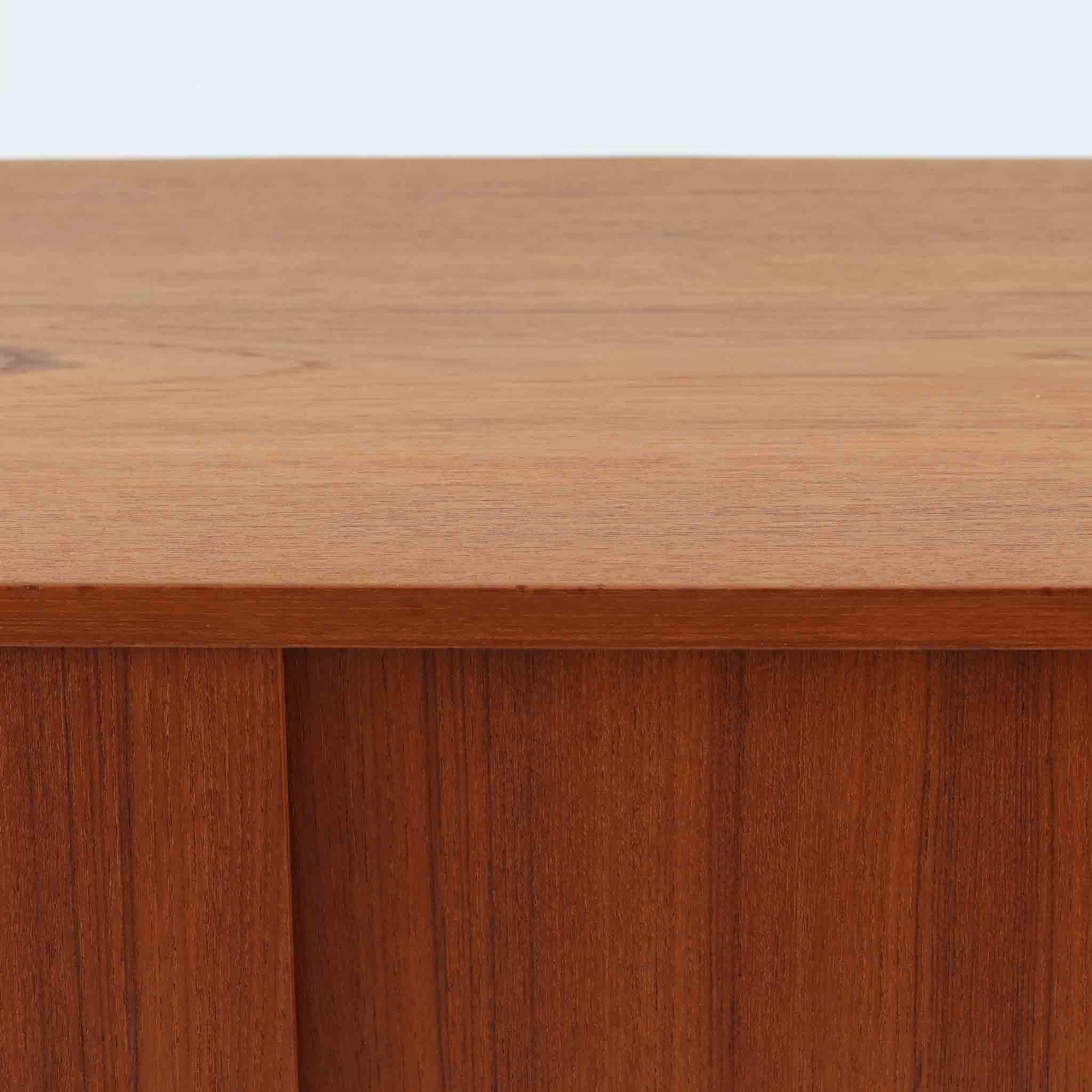 Asljunga Mobelfabrikによるディスプレイシェルフは、チーク材とビーチ材を組み合わせた端正な佇まいが魅力の北欧ビンテージ家具です。上段はオープンシェルフ構造で、棚板を活かした見せる収納が楽しめ、下段には引き戸式の収納部を備えることで実用性も確保されています。直線的で無駄のないフォルムに、掘り込み式の取っ手や脚部の軽やかなバランスが北欧らしい品の良さを添え、幅79cmの程よいサイズ感はリビングやダイニング、書斎など幅広い空間に取り入れやすく、経年変化によって深みを増した木肌と丁寧な造りが静かな存在感を放つ一台です。