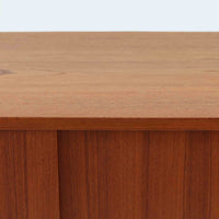 Asljunga Mobelfabrikによるディスプレイシェルフは、チーク材とビーチ材を組み合わせた端正な佇まいが魅力の北欧ビンテージ家具です。上段はオープンシェルフ構造で、棚板を活かした見せる収納が楽しめ、下段には引き戸式の収納部を備えることで実用性も確保されています。直線的で無駄のないフォルムに、掘り込み式の取っ手や脚部の軽やかなバランスが北欧らしい品の良さを添え、幅79cmの程よいサイズ感はリビングやダイニング、書斎など幅広い空間に取り入れやすく、経年変化によって深みを増した木肌と丁寧な造りが静かな存在感を放つ一台です。