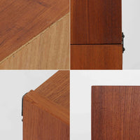 Asljunga Mobelfabrikによるディスプレイシェルフは、チーク材とビーチ材を組み合わせた端正な佇まいが魅力の北欧ビンテージ家具です。上段はオープンシェルフ構造で、棚板を活かした見せる収納が楽しめ、下段には引き戸式の収納部を備えることで実用性も確保されています。直線的で無駄のないフォルムに、掘り込み式の取っ手や脚部の軽やかなバランスが北欧らしい品の良さを添え、幅79cmの程よいサイズ感はリビングやダイニング、書斎など幅広い空間に取り入れやすく、経年変化によって深みを増した木肌と丁寧な造りが静かな存在感を放つ一台です。