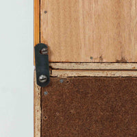 Asljunga Mobelfabrikによるディスプレイシェルフは、チーク材とビーチ材を組み合わせた端正な佇まいが魅力の北欧ビンテージ家具です。上段はオープンシェルフ構造で、棚板を活かした見せる収納が楽しめ、下段には引き戸式の収納部を備えることで実用性も確保されています。直線的で無駄のないフォルムに、掘り込み式の取っ手や脚部の軽やかなバランスが北欧らしい品の良さを添え、幅79cmの程よいサイズ感はリビングやダイニング、書斎など幅広い空間に取り入れやすく、経年変化によって深みを増した木肌と丁寧な造りが静かな存在感を放つ一台です。