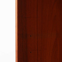 Asljunga Mobelfabrikによるディスプレイシェルフは、チーク材とビーチ材を組み合わせた端正な佇まいが魅力の北欧ビンテージ家具です。上段はオープンシェルフ構造で、棚板を活かした見せる収納が楽しめ、下段には引き戸式の収納部を備えることで実用性も確保されています。直線的で無駄のないフォルムに、掘り込み式の取っ手や脚部の軽やかなバランスが北欧らしい品の良さを添え、幅79cmの程よいサイズ感はリビングやダイニング、書斎など幅広い空間に取り入れやすく、経年変化によって深みを増した木肌と丁寧な造りが静かな存在感を放つ一台です。