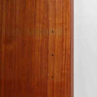 Asljunga Mobelfabrikによるディスプレイシェルフは、チーク材とビーチ材を組み合わせた端正な佇まいが魅力の北欧ビンテージ家具です。上段はオープンシェルフ構造で、棚板を活かした見せる収納が楽しめ、下段には引き戸式の収納部を備えることで実用性も確保されています。直線的で無駄のないフォルムに、掘り込み式の取っ手や脚部の軽やかなバランスが北欧らしい品の良さを添え、幅79cmの程よいサイズ感はリビングやダイニング、書斎など幅広い空間に取り入れやすく、経年変化によって深みを増した木肌と丁寧な造りが静かな存在感を放つ一台です。