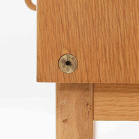 B. FridhagenがBodaforsのために手掛けたディスプレイシェルフは、端正なプロポーションと実用性を兼ね備えたスウェーデン製ビンテージ家具です。上部は抜け感のあるオープン棚構造で、器や書籍、オブジェなどを軽やかに飾ることができ、下部には4段の引き出しを備え、日常使いの収納にも対応します。オーク材ならではの明るく上品な木肌と、直線を基調とした構成が北欧らしい落ち着いた印象を生み、空間をすっきりとまとめてくれます。幅90cm、高さ122cmの小ぶりなサイズ感で、ダイニングやリビング、書斎など幅広いシーンに取り入れやすく、経年変化による木の表情も楽しめる一台です。