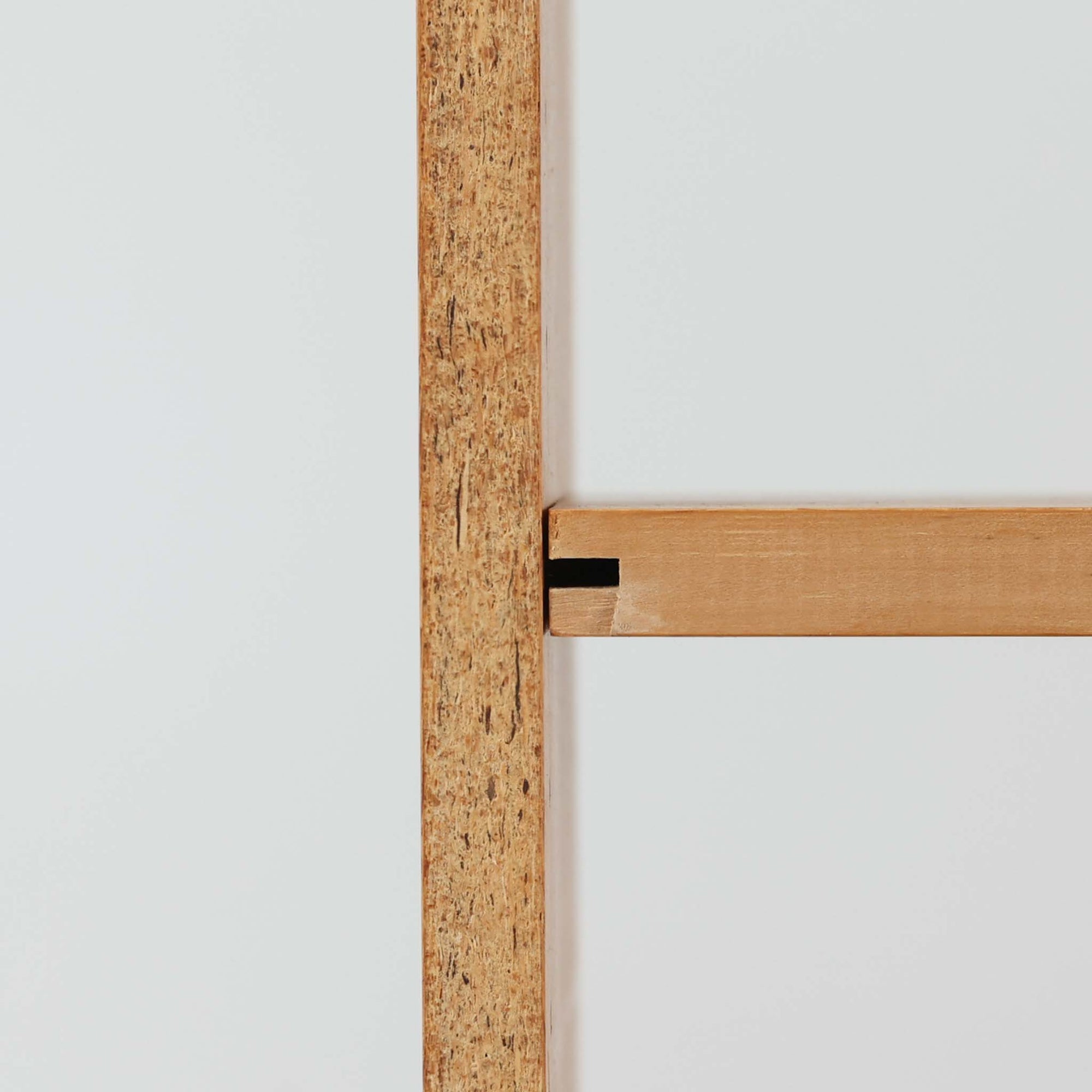 B. FridhagenがBodaforsのために手掛けたディスプレイシェルフは、端正なプロポーションと実用性を兼ね備えたスウェーデン製ビンテージ家具です。上部は抜け感のあるオープン棚構造で、器や書籍、オブジェなどを軽やかに飾ることができ、下部には4段の引き出しを備え、日常使いの収納にも対応します。オーク材ならではの明るく上品な木肌と、直線を基調とした構成が北欧らしい落ち着いた印象を生み、空間をすっきりとまとめてくれます。幅90cm、高さ122cmの小ぶりなサイズ感で、ダイニングやリビング、書斎など幅広いシーンに取り入れやすく、経年変化による木の表情も楽しめる一台です。