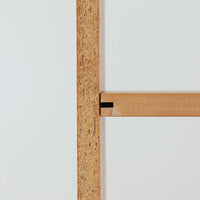 B. FridhagenがBodaforsのために手掛けたディスプレイシェルフは、端正なプロポーションと実用性を兼ね備えたスウェーデン製ビンテージ家具です。上部は抜け感のあるオープン棚構造で、器や書籍、オブジェなどを軽やかに飾ることができ、下部には4段の引き出しを備え、日常使いの収納にも対応します。オーク材ならではの明るく上品な木肌と、直線を基調とした構成が北欧らしい落ち着いた印象を生み、空間をすっきりとまとめてくれます。幅90cm、高さ122cmの小ぶりなサイズ感で、ダイニングやリビング、書斎など幅広いシーンに取り入れやすく、経年変化による木の表情も楽しめる一台です。