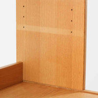 B. FridhagenがBodaforsのために手掛けたディスプレイシェルフは、端正なプロポーションと実用性を兼ね備えたスウェーデン製ビンテージ家具です。上部は抜け感のあるオープン棚構造で、器や書籍、オブジェなどを軽やかに飾ることができ、下部には4段の引き出しを備え、日常使いの収納にも対応します。オーク材ならではの明るく上品な木肌と、直線を基調とした構成が北欧らしい落ち着いた印象を生み、空間をすっきりとまとめてくれます。幅90cm、高さ122cmの小ぶりなサイズ感で、ダイニングやリビング、書斎など幅広いシーンに取り入れやすく、経年変化による木の表情も楽しめる一台です。