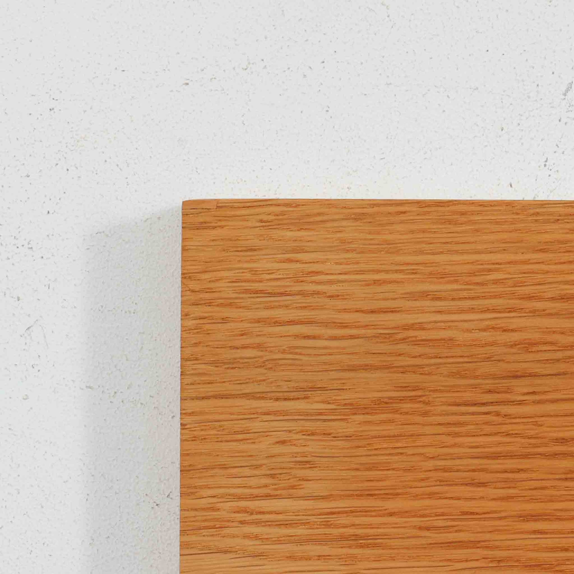 B. FridhagenがBodaforsのために手掛けたディスプレイシェルフは、端正なプロポーションと実用性を兼ね備えたスウェーデン製ビンテージ家具です。上部は抜け感のあるオープン棚構造で、器や書籍、オブジェなどを軽やかに飾ることができ、下部には4段の引き出しを備え、日常使いの収納にも対応します。オーク材ならではの明るく上品な木肌と、直線を基調とした構成が北欧らしい落ち着いた印象を生み、空間をすっきりとまとめてくれます。幅90cm、高さ122cmの小ぶりなサイズ感で、ダイニングやリビング、書斎など幅広いシーンに取り入れやすく、経年変化による木の表情も楽しめる一台です。