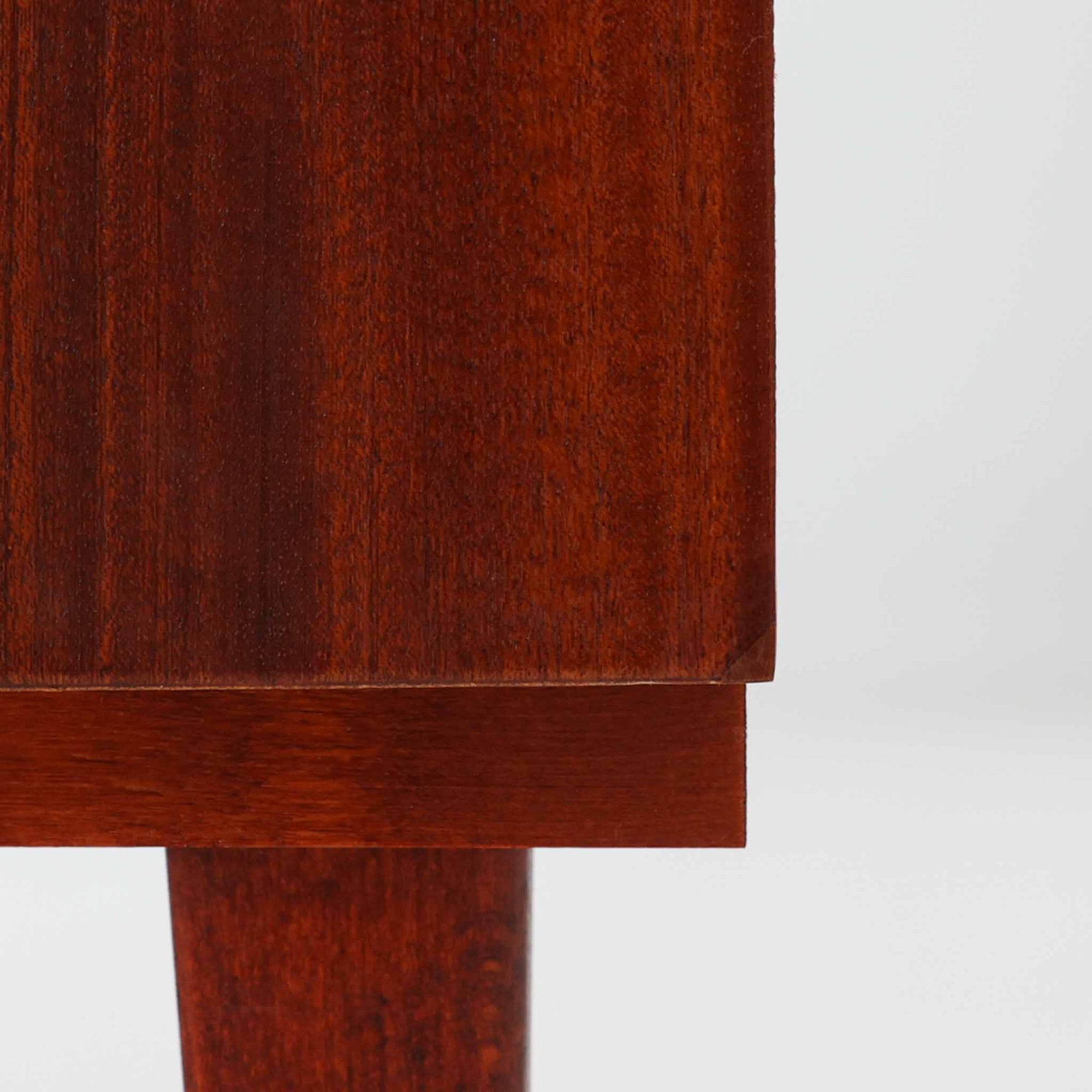 スウェーデン製のロールトップライティングビューロです。外装には深みのあるマホガニー材、脚部には明るいビーチ材を用い、ロールトップ扉には繊細な木目の表情が連なり、クラシカルで上質な佇まいを生み出しています。内部には小引き出しや仕切り棚が整然と配置され、書類や文具の整理に適した構造で、下部の引き出しは衣類や小物収納にも活躍します。幅90cmと取り入れやすいサイズ感で、書斎やリビングのワークスペースとしてもおすすめでき、経年変化による木肌の艶がビンテージならではの品格を空間にもたらします。