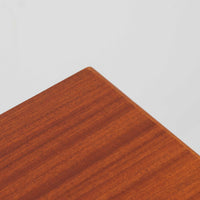 スウェーデン製のロールトップライティングビューロです。外装には深みのあるマホガニー材、脚部には明るいビーチ材を用い、ロールトップ扉には繊細な木目の表情が連なり、クラシカルで上質な佇まいを生み出しています。内部には小引き出しや仕切り棚が整然と配置され、書類や文具の整理に適した構造で、下部の引き出しは衣類や小物収納にも活躍します。幅90cmと取り入れやすいサイズ感で、書斎やリビングのワークスペースとしてもおすすめでき、経年変化による木肌の艶がビンテージならではの品格を空間にもたらします。