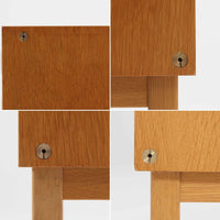 B. Fridhagenがデザインし、Bodafors社により1963年に製作されたスリムシェルフです。オーク材のやわらかな木目と明るい色合いが空間に温もりをもたらし、上部のオープン棚と下部の4段引き出しを備えた実用的な構成が魅力。幅63cmのすっきりとしたサイズで、書斎やリビングの一角にも取り入れやすい一台です。直線的で端正なフォルムと丁寧なつくりから、北欧ビンテージならではの機能美と経年の味わいを感じられる逸品です。