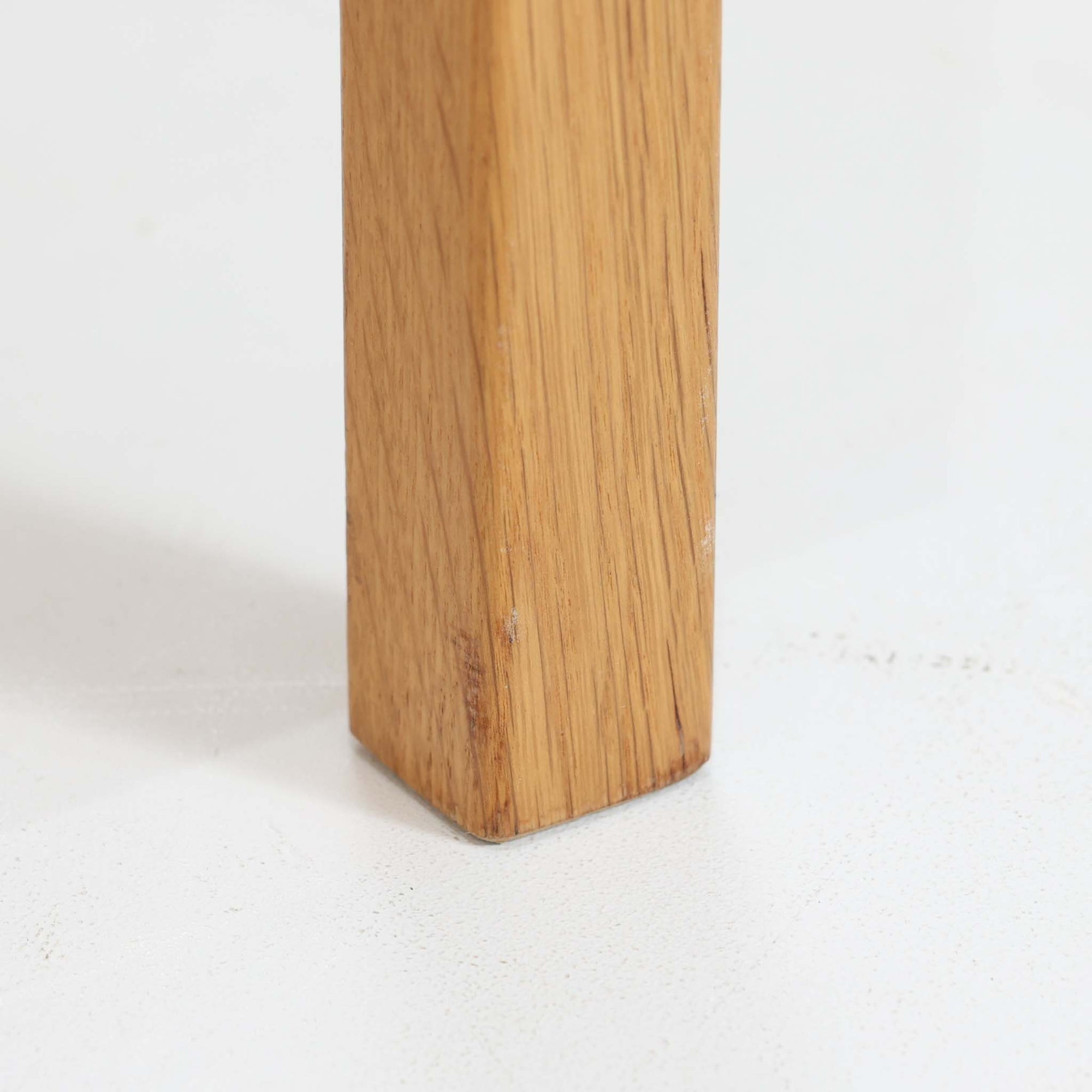 B. Fridhagenがデザインし、Bodafors社により1963年に製作されたスリムシェルフです。オーク材のやわらかな木目と明るい色合いが空間に温もりをもたらし、上部のオープン棚と下部の4段引き出しを備えた実用的な構成が魅力。幅63cmのすっきりとしたサイズで、書斎やリビングの一角にも取り入れやすい一台です。直線的で端正なフォルムと丁寧なつくりから、北欧ビンテージならではの機能美と経年の味わいを感じられる逸品です。