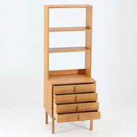 B. Fridhagenがデザインし、Bodafors社により1963年に製作されたスリムシェルフです。オーク材のやわらかな木目と明るい色合いが空間に温もりをもたらし、上部のオープン棚と下部の4段引き出しを備えた実用的な構成が魅力。幅63cmのすっきりとしたサイズで、書斎やリビングの一角にも取り入れやすい一台です。直線的で端正なフォルムと丁寧なつくりから、北欧ビンテージならではの機能美と経年の味わいを感じられる逸品です。