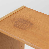 B. Fridhagenがデザインし、Bodafors社により1963年に製作されたスリムシェルフです。オーク材のやわらかな木目と明るい色合いが空間に温もりをもたらし、上部のオープン棚と下部の4段引き出しを備えた実用的な構成が魅力。幅63cmのすっきりとしたサイズで、書斎やリビングの一角にも取り入れやすい一台です。直線的で端正なフォルムと丁寧なつくりから、北欧ビンテージならではの機能美と経年の味わいを感じられる逸品です。