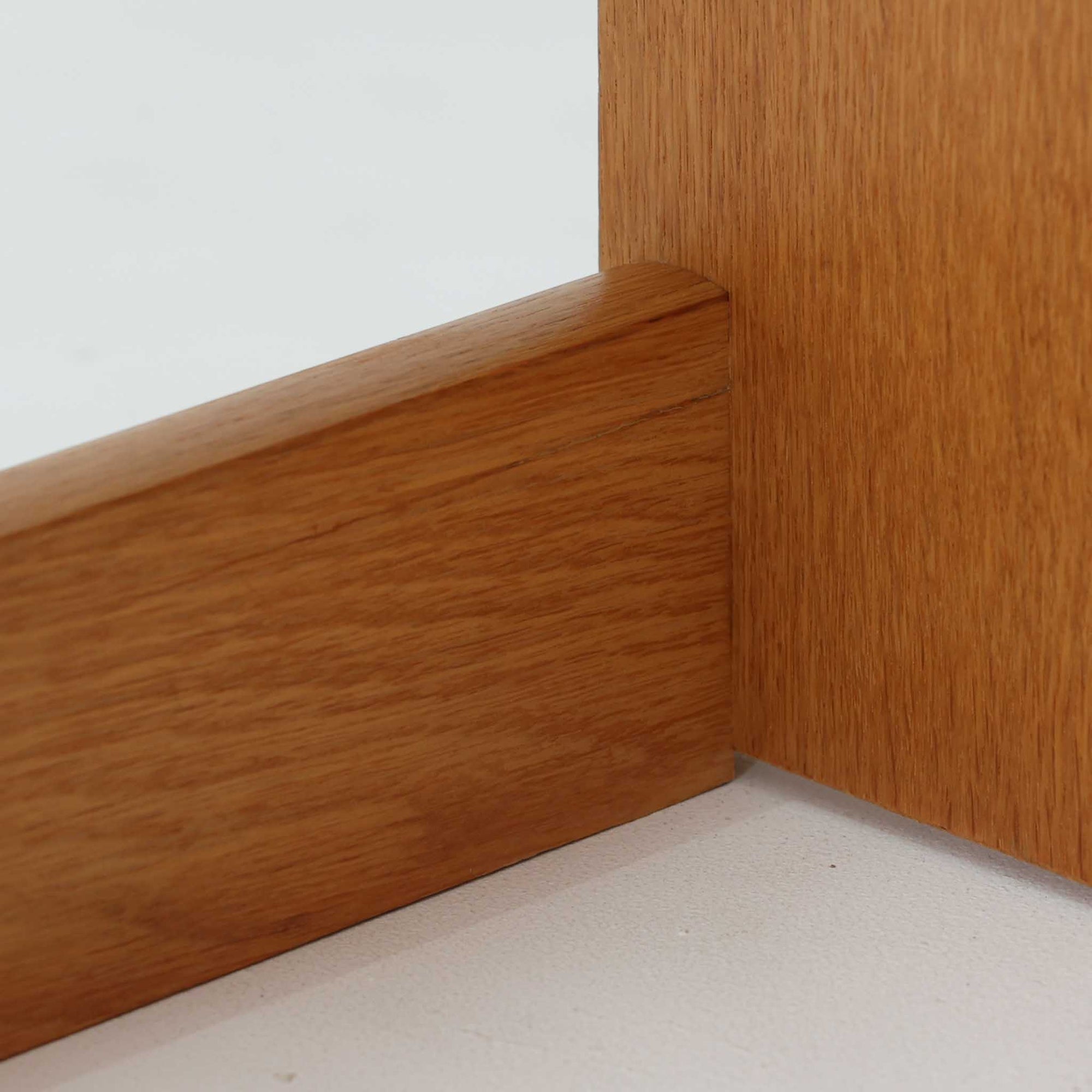 B. Fridhagenがデザインし、Bodafors社により1963年に製作されたスリムシェルフです。オーク材のやわらかな木目と明るい色合いが空間に温もりをもたらし、上部のオープン棚と下部の4段引き出しを備えた実用的な構成が魅力。幅63cmのすっきりとしたサイズで、書斎やリビングの一角にも取り入れやすい一台です。直線的で端正なフォルムと丁寧なつくりから、北欧ビンテージならではの機能美と経年の味わいを感じられる逸品です。