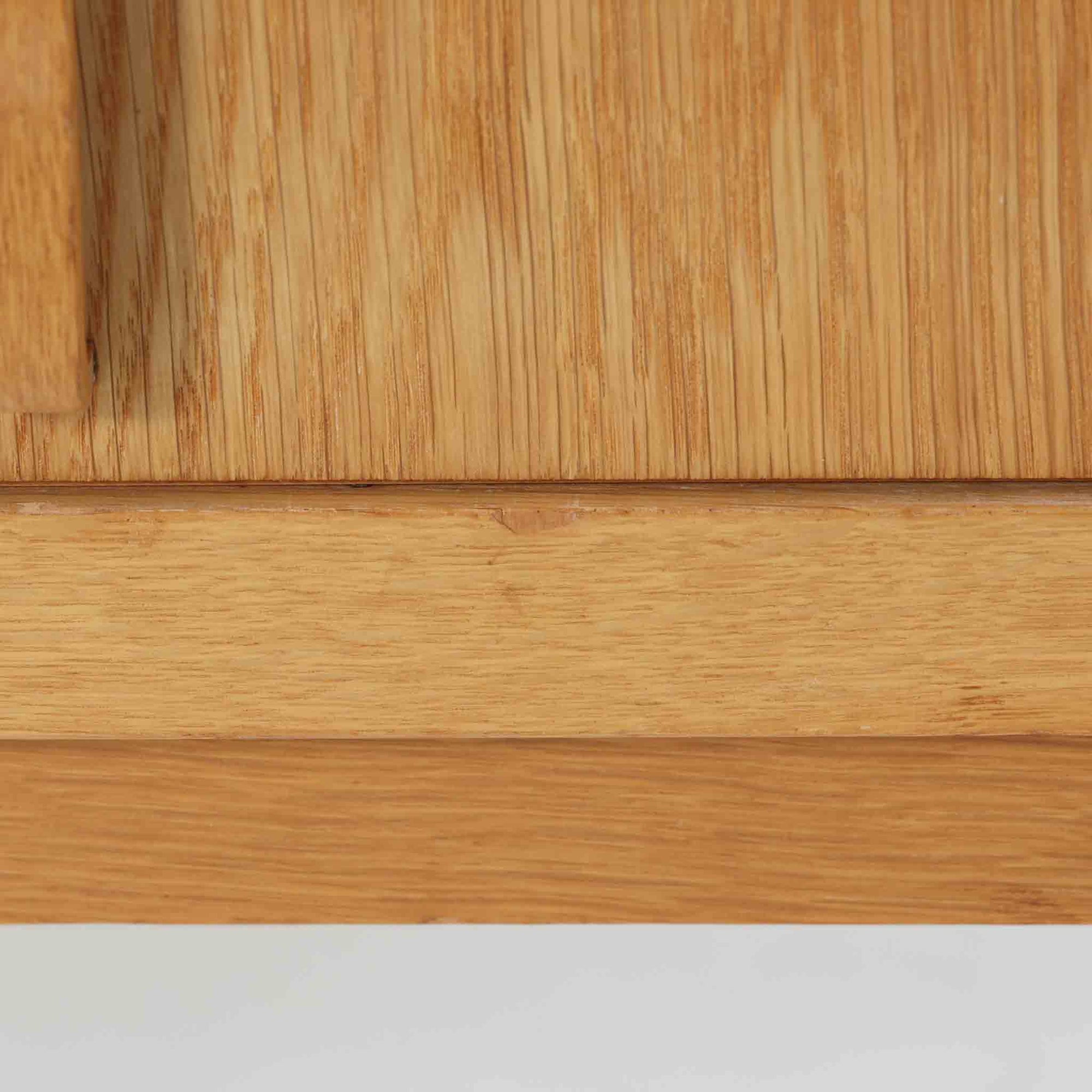 B. Fridhagenがデザインし、Bodafors社により1963年に製作されたスリムシェルフです。オーク材のやわらかな木目と明るい色合いが空間に温もりをもたらし、上部のオープン棚と下部の4段引き出しを備えた実用的な構成が魅力。幅63cmのすっきりとしたサイズで、書斎やリビングの一角にも取り入れやすい一台です。直線的で端正なフォルムと丁寧なつくりから、北欧ビンテージならではの機能美と経年の味わいを感じられる逸品です。