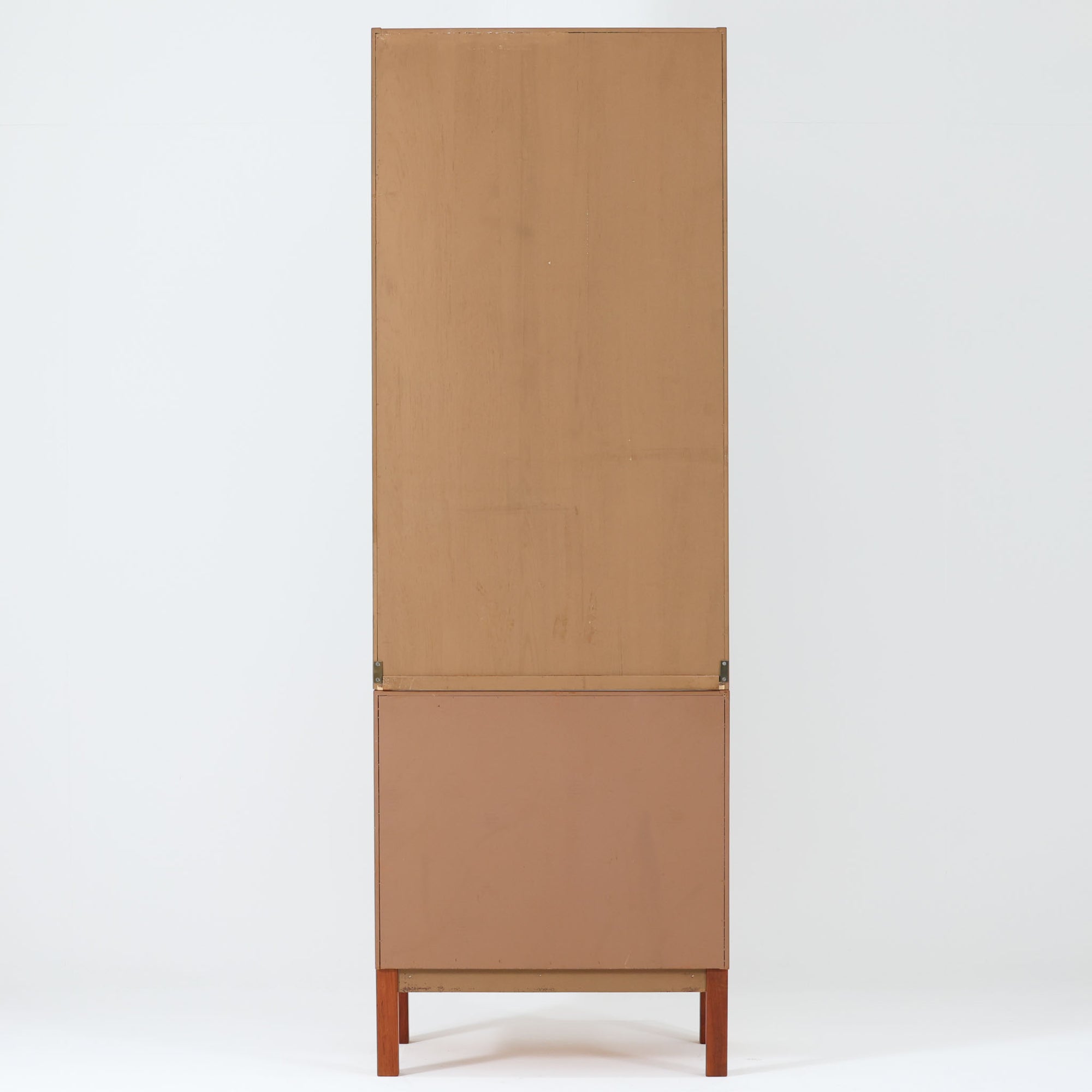 Nils Jonsson（ニールス・ヨンソン）がデザインし、Hugo Troeds（ヒューゴー・トロエッツ）社より製作されたDomi Monteシリーズのスリムシェルフです。良質なチーク材を用いた端正なキャビネットとオープンシェルフを組み合わせた構成で、収納力と見せるディスプレイ性を両立しています。直線を基調とした洗練されたフォルムと、引き出しに刻まれた繊細な手掛けが北欧らしい上品さを演出し、リビングや書斎、ダイニング収納としても活躍します。経年変化によって深みを増した木肌から、当時の職人技とビンテージならではの存在感が感じられる一台です。