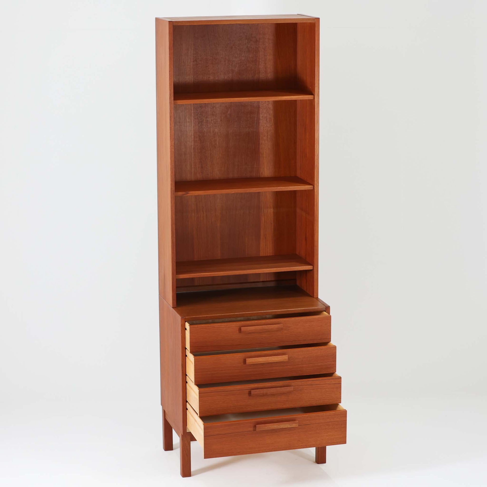 Nils Jonsson（ニールス・ヨンソン）がデザインし、Hugo Troeds（ヒューゴー・トロエッツ）社より製作されたDomi Monteシリーズのスリムシェルフです。良質なチーク材を用いた端正なキャビネットとオープンシェルフを組み合わせた構成で、収納力と見せるディスプレイ性を両立しています。直線を基調とした洗練されたフォルムと、引き出しに刻まれた繊細な手掛けが北欧らしい上品さを演出し、リビングや書斎、ダイニング収納としても活躍します。経年変化によって深みを増した木肌から、当時の職人技とビンテージならではの存在感が感じられる一台です。