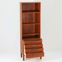 Nils Jonsson（ニールス・ヨンソン）がデザインし、Hugo Troeds（ヒューゴー・トロエッツ）社より製作されたDomi Monteシリーズのスリムシェルフです。良質なチーク材を用いた端正なキャビネットとオープンシェルフを組み合わせた構成で、収納力と見せるディスプレイ性を両立しています。直線を基調とした洗練されたフォルムと、引き出しに刻まれた繊細な手掛けが北欧らしい上品さを演出し、リビングや書斎、ダイニング収納としても活躍します。経年変化によって深みを増した木肌から、当時の職人技とビンテージならではの存在感が感じられる一台です。