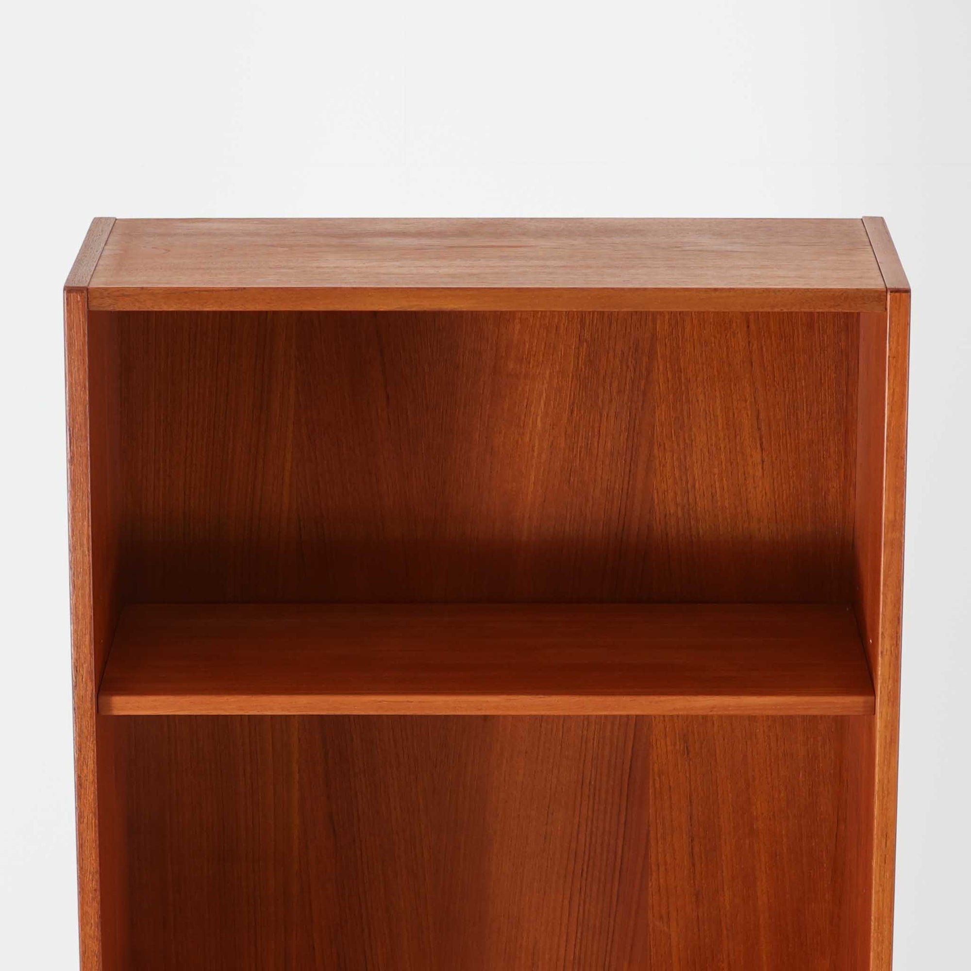 Nils Jonsson（ニールス・ヨンソン）がデザインし、Hugo Troeds（ヒューゴー・トロエッツ）社より製作されたDomi Monteシリーズのスリムシェルフです。良質なチーク材を用いた端正なキャビネットとオープンシェルフを組み合わせた構成で、収納力と見せるディスプレイ性を両立しています。直線を基調とした洗練されたフォルムと、引き出しに刻まれた繊細な手掛けが北欧らしい上品さを演出し、リビングや書斎、ダイニング収納としても活躍します。経年変化によって深みを増した木肌から、当時の職人技とビンテージならではの存在感が感じられる一台です。