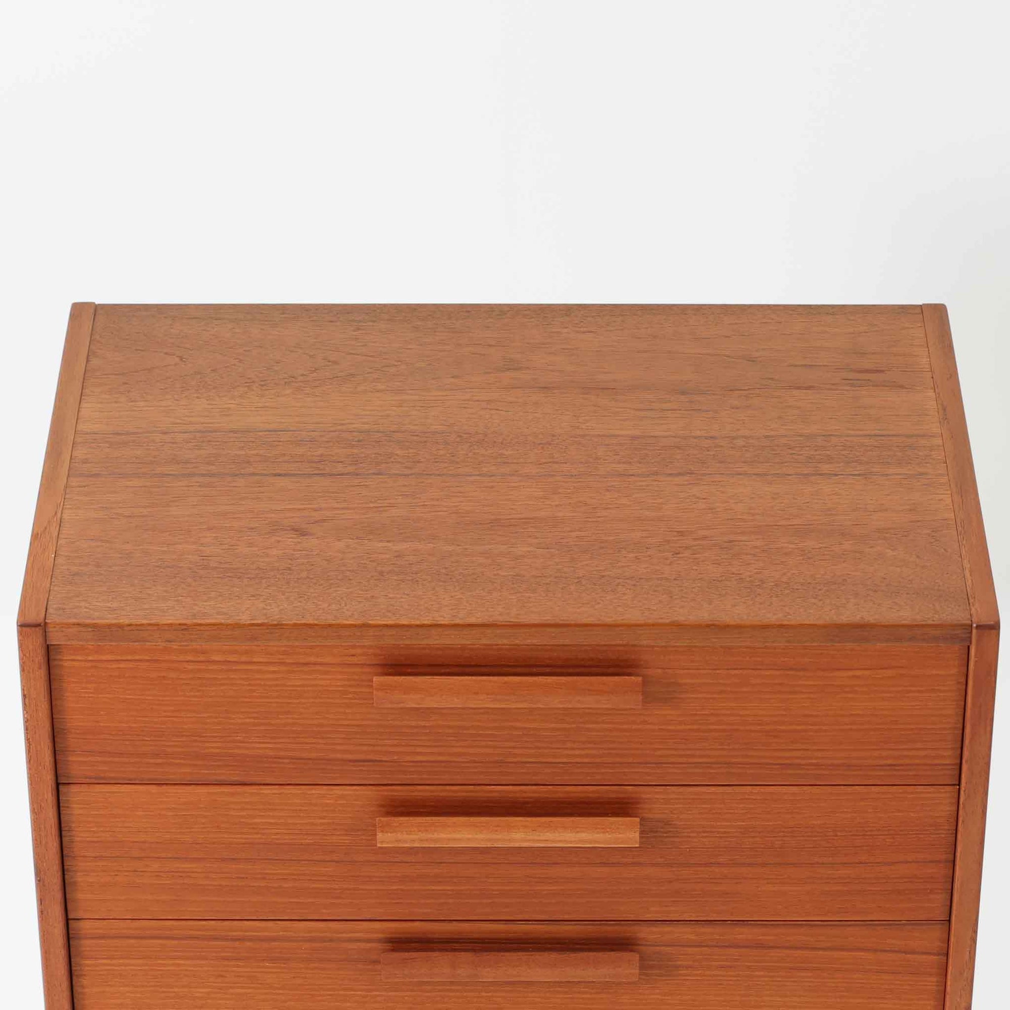 Nils Jonsson（ニールス・ヨンソン）がデザインし、Hugo Troeds（ヒューゴー・トロエッツ）社より製作されたDomi Monteシリーズのスリムシェルフです。良質なチーク材を用いた端正なキャビネットとオープンシェルフを組み合わせた構成で、収納力と見せるディスプレイ性を両立しています。直線を基調とした洗練されたフォルムと、引き出しに刻まれた繊細な手掛けが北欧らしい上品さを演出し、リビングや書斎、ダイニング収納としても活躍します。経年変化によって深みを増した木肌から、当時の職人技とビンテージならではの存在感が感じられる一台です。