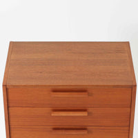 Nils Jonsson（ニールス・ヨンソン）がデザインし、Hugo Troeds（ヒューゴー・トロエッツ）社より製作されたDomi Monteシリーズのスリムシェルフです。良質なチーク材を用いた端正なキャビネットとオープンシェルフを組み合わせた構成で、収納力と見せるディスプレイ性を両立しています。直線を基調とした洗練されたフォルムと、引き出しに刻まれた繊細な手掛けが北欧らしい上品さを演出し、リビングや書斎、ダイニング収納としても活躍します。経年変化によって深みを増した木肌から、当時の職人技とビンテージならではの存在感が感じられる一台です。