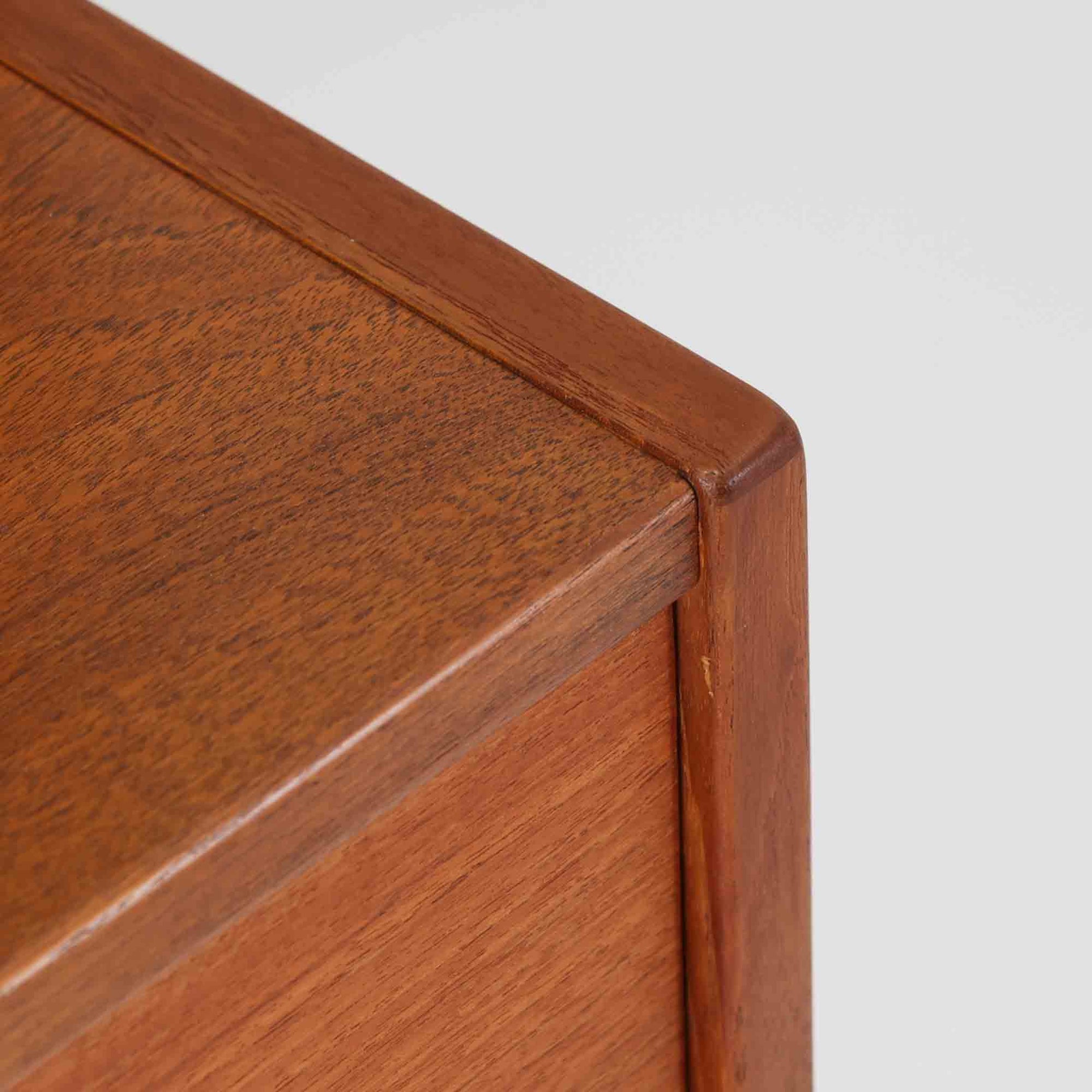 Nils Jonsson（ニールス・ヨンソン）がデザインし、Hugo Troeds（ヒューゴー・トロエッツ）社より製作されたDomi Monteシリーズのスリムシェルフです。良質なチーク材を用いた端正なキャビネットとオープンシェルフを組み合わせた構成で、収納力と見せるディスプレイ性を両立しています。直線を基調とした洗練されたフォルムと、引き出しに刻まれた繊細な手掛けが北欧らしい上品さを演出し、リビングや書斎、ダイニング収納としても活躍します。経年変化によって深みを増した木肌から、当時の職人技とビンテージならではの存在感が感じられる一台です。