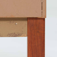 Nils Jonsson（ニールス・ヨンソン）がデザインし、Hugo Troeds（ヒューゴー・トロエッツ）社より製作されたDomi Monteシリーズのスリムシェルフです。良質なチーク材を用いた端正なキャビネットとオープンシェルフを組み合わせた構成で、収納力と見せるディスプレイ性を両立しています。直線を基調とした洗練されたフォルムと、引き出しに刻まれた繊細な手掛けが北欧らしい上品さを演出し、リビングや書斎、ダイニング収納としても活躍します。経年変化によって深みを増した木肌から、当時の職人技とビンテージならではの存在感が感じられる一台です。