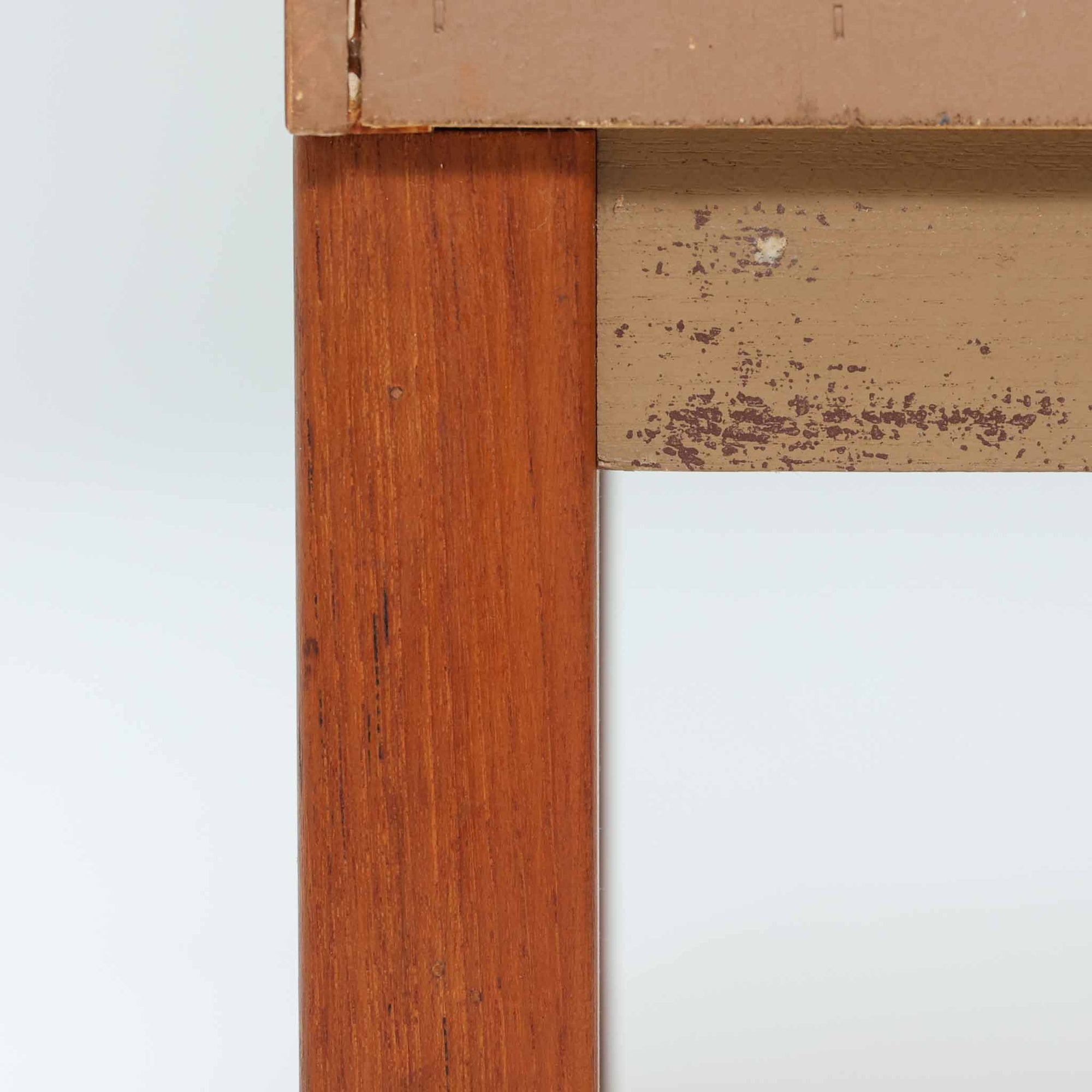 Nils Jonsson（ニールス・ヨンソン）がデザインし、Hugo Troeds（ヒューゴー・トロエッツ）社より製作されたDomi Monteシリーズのスリムシェルフです。良質なチーク材を用いた端正なキャビネットとオープンシェルフを組み合わせた構成で、収納力と見せるディスプレイ性を両立しています。直線を基調とした洗練されたフォルムと、引き出しに刻まれた繊細な手掛けが北欧らしい上品さを演出し、リビングや書斎、ダイニング収納としても活躍します。経年変化によって深みを増した木肌から、当時の職人技とビンテージならではの存在感が感じられる一台です。