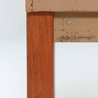 Nils Jonsson（ニールス・ヨンソン）がデザインし、Hugo Troeds（ヒューゴー・トロエッツ）社より製作されたDomi Monteシリーズのスリムシェルフです。良質なチーク材を用いた端正なキャビネットとオープンシェルフを組み合わせた構成で、収納力と見せるディスプレイ性を両立しています。直線を基調とした洗練されたフォルムと、引き出しに刻まれた繊細な手掛けが北欧らしい上品さを演出し、リビングや書斎、ダイニング収納としても活躍します。経年変化によって深みを増した木肌から、当時の職人技とビンテージならではの存在感が感じられる一台です。