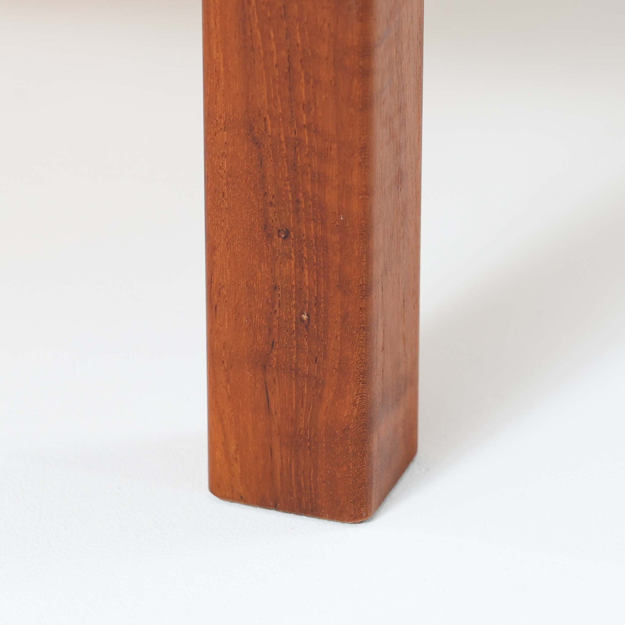 Nils Jonsson（ニールス・ヨンソン）がデザインし、Hugo Troeds（ヒューゴー・トロエッツ）社より製作されたDomi Monteシリーズのスリムシェルフです。良質なチーク材を用いた端正なキャビネットとオープンシェルフを組み合わせた構成で、収納力と見せるディスプレイ性を両立しています。直線を基調とした洗練されたフォルムと、引き出しに刻まれた繊細な手掛けが北欧らしい上品さを演出し、リビングや書斎、ダイニング収納としても活躍します。経年変化によって深みを増した木肌から、当時の職人技とビンテージならではの存在感が感じられる一台です。